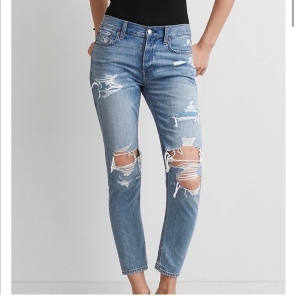 AEO Vintage Hi-rise Distressed Med. Wash Blue Jeans size 0. Button Fly, Rise 9”.